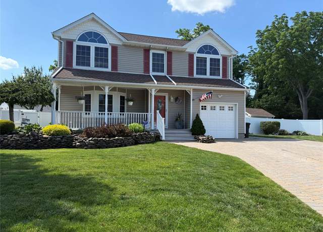 Property at 4 Anthony Ct, Copiague, NY 11726, 3 beds, 2.5 baths