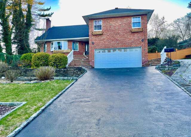 Property at 39 Oakdale Rd, Roslyn Heights, NY 11577, 5 beds, 3 baths