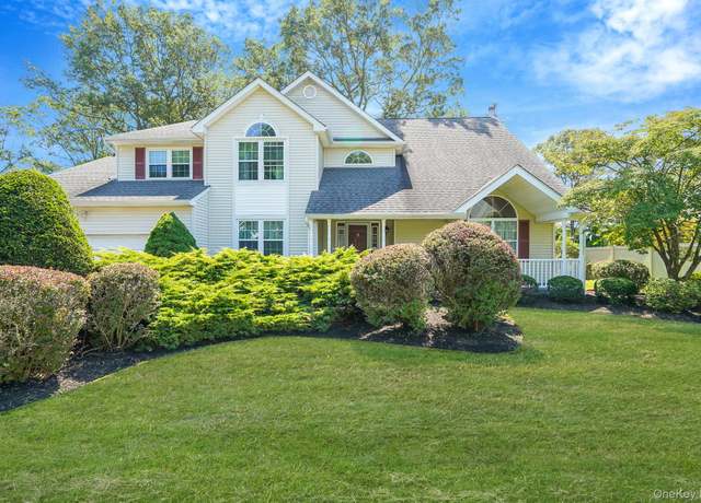 Property at 59 Buckingham Dr, Holbrook, NY 11741, 4 beds, 3 baths