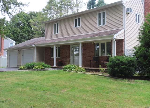 Property at 19 Foothill Ln, Dix Hills, NY 11746, 4 beds, 2.5 baths