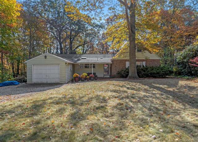 Property at 4 Meadowood Ct, Huntington, NY 11743, 3 beds, 3 baths