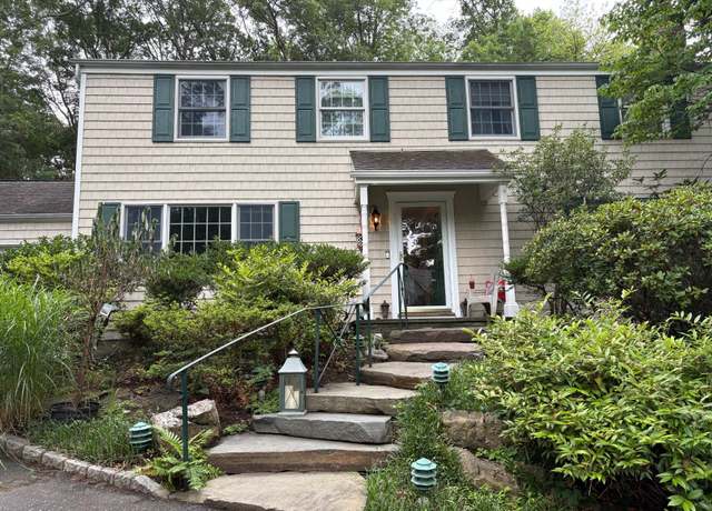Property at 14 Brewster Hl, Setauket, NY 11733, 4 beds, 3 baths