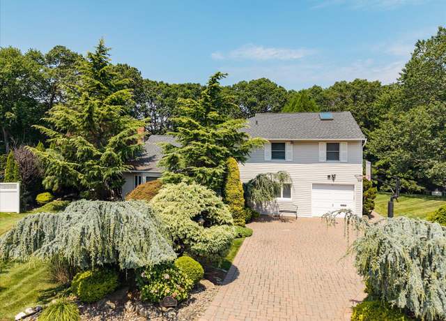 Property at 6 Vegas Ct, Plainview, NY 11803, 4 beds, 2.5 baths