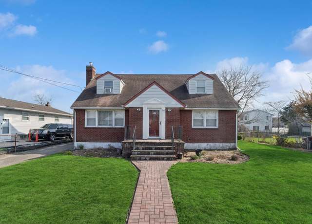 Property at 16 Pine Rd, North Amityville, NY 11701, 5 beds, 3 baths