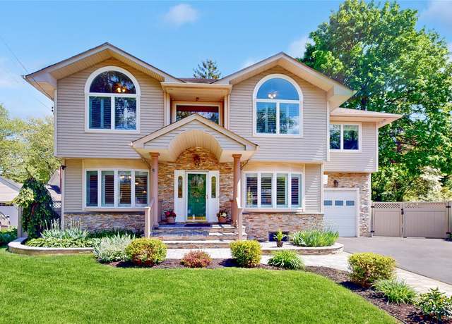 Property at 10 Melview Ct, Melville, NY 11747, 4 beds, 3 baths