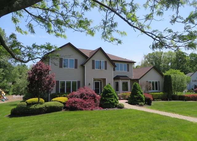 Property at 11 Balanchine Ct, Airmont, NY 10952, 8 beds, 4.5 baths
