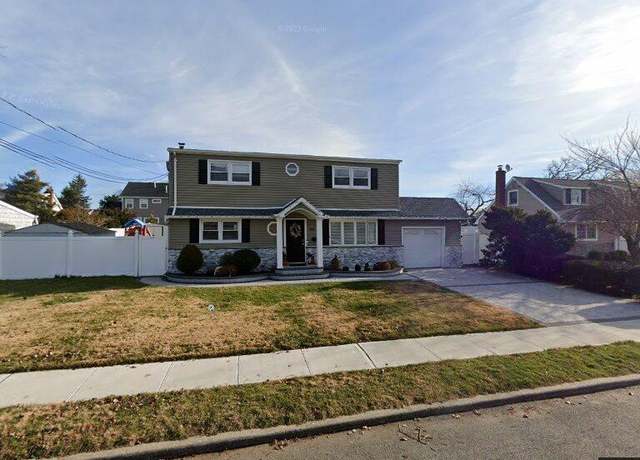 Property at 55 W Walnut St, Farmingdale, NY 11735, 7 beds, 3 baths