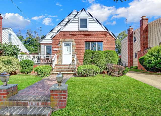 Property at 142 Kamda Blvd, New Hyde Park, NY 11040, 4 beds, 2.5 baths