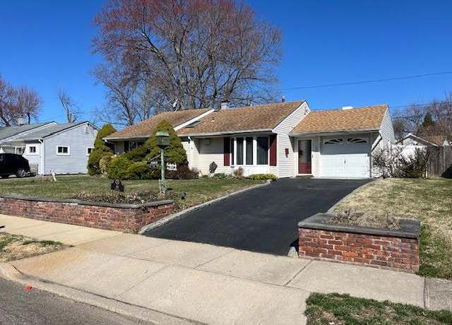Property at 13 Ronan Rd, Oyster Bay, NY 11542, 3 beds, 1 bath