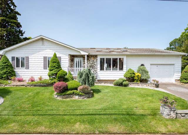 Property at 405 S 14th St, Lindenhurst, NY 11757, 3 beds, 2 baths