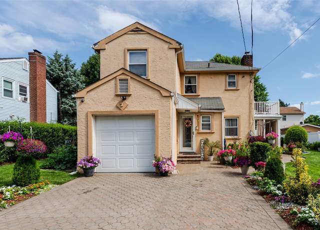 Property at 7 Mayfair Rd, Baldwin, NY 11510, 3 beds, 1.5 baths