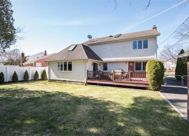 Property at 1091 Maple Ln, New Hyde Park, NY 11040, 5 beds, 2.5 baths