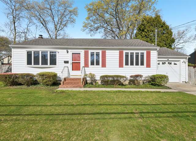 Property at 104 Whitman Ave, Islip, NY 11751, 3 beds, 1 bath