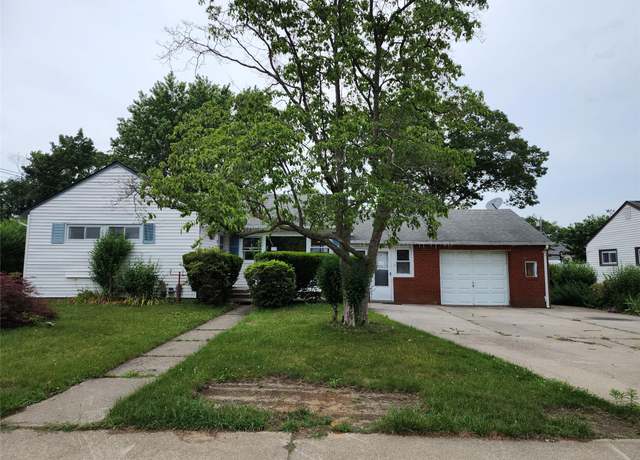 Property at 3 Poplar St, Central Islip, NY 11722, 3 beds, 1 bath