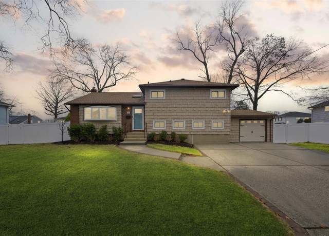 Property at 521 Benjamin Rd, North Babylon, NY 11703, 4 beds, 2.5 baths