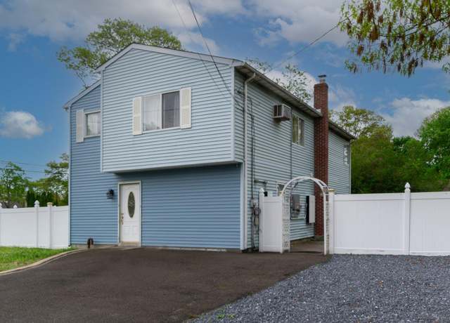 Property at 332 Terry Blvd, Holbrook, NY 11741, 5 beds, 2 baths