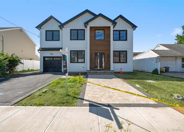 Property at 11 Vernon St, Plainview, NY 11803, 5 beds, 4.5 baths