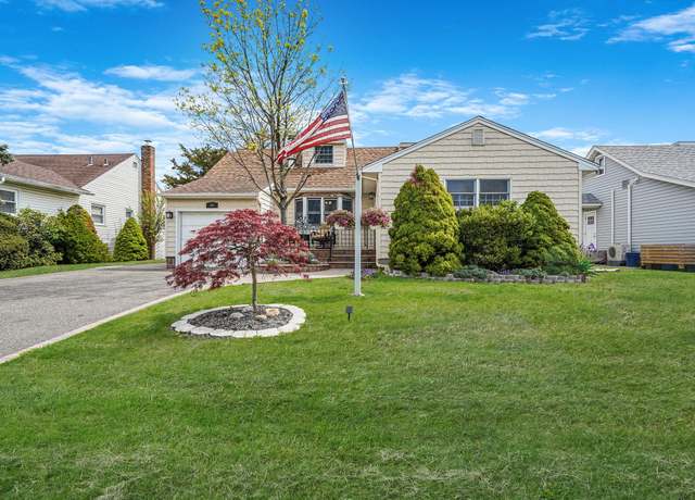 Property at 99 Knollwood Dr, Carle Place, NY 11514, 3 beds, 2 baths