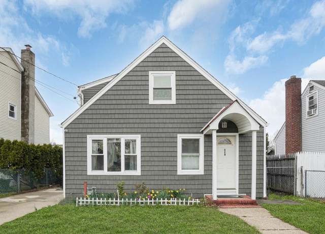 Property at 237 Windsor Pkwy, Hempstead, NY 11550, 4 beds, 2 baths