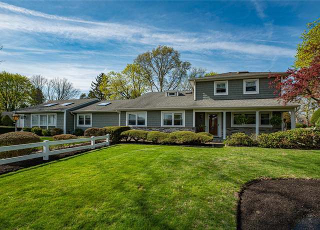 Property at 31 Burr Rd, East Northport, NY 11731, 6 beds, 4 baths