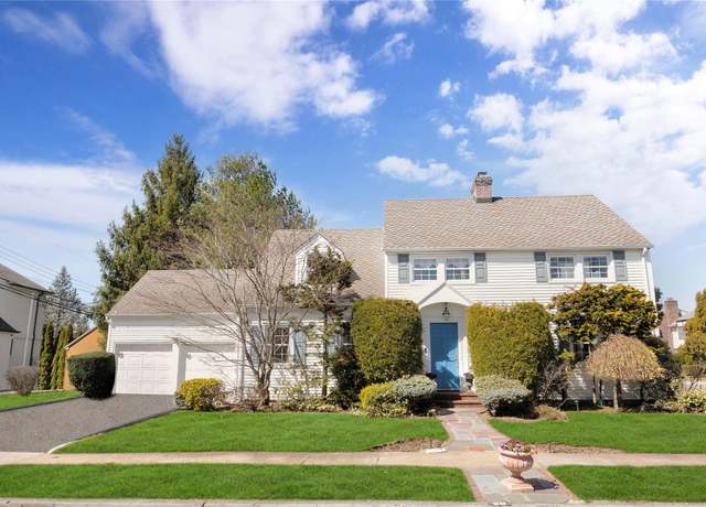 Property at 28 Pickwick Ter, Rockville Centre, NY 11570, 4 beds, 3.5 baths