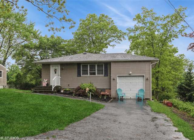 Property at 32 Seusing Blvd, Ronkonkoma, NY 11779, 3 beds, 1.5 baths