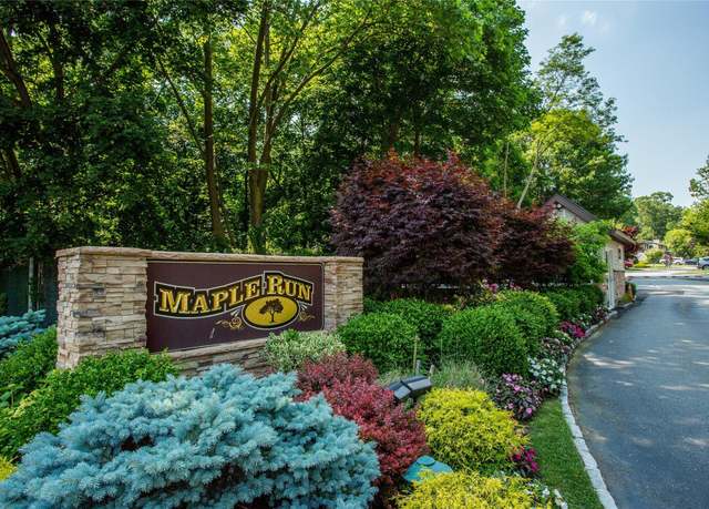 Property at 54 Maple Run Dr, Jericho, NY 11753, 3 beds, 2.5 baths