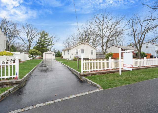 Property at 622 Sandra Ave, West Islip, NY 11795, 3 beds, 1 bath