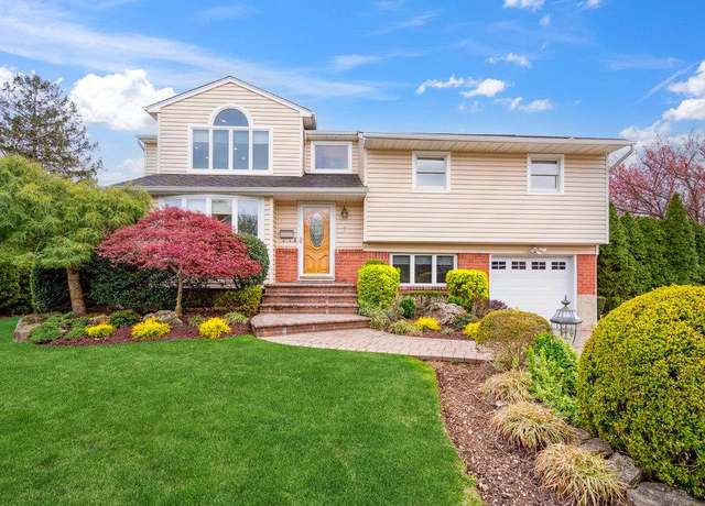 Property at 7 Holly Dr, Syosset, NY 11791, 4 beds, 2.5 baths