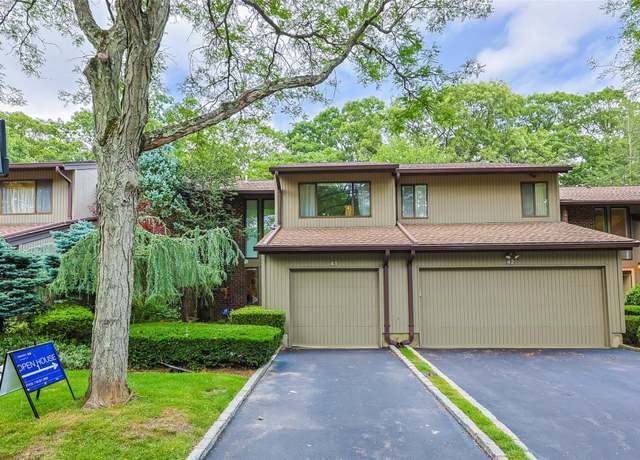 Property at 41 Carriage Ct, Jericho, NY 11753, 3 beds, 2.5 baths