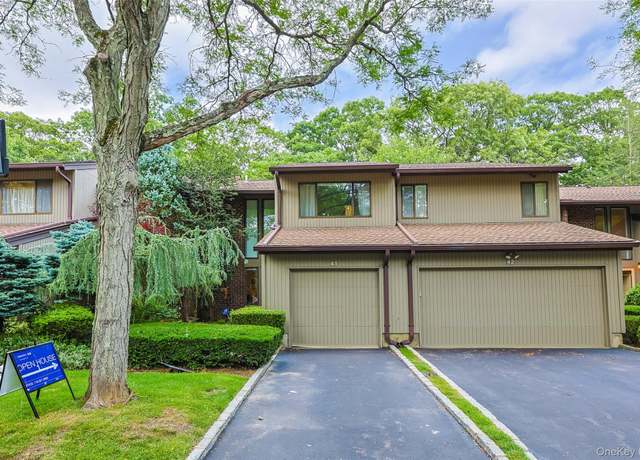 Property at 41 Carriage Ct, Jericho, NY 11753, 3 beds, 2.5 baths