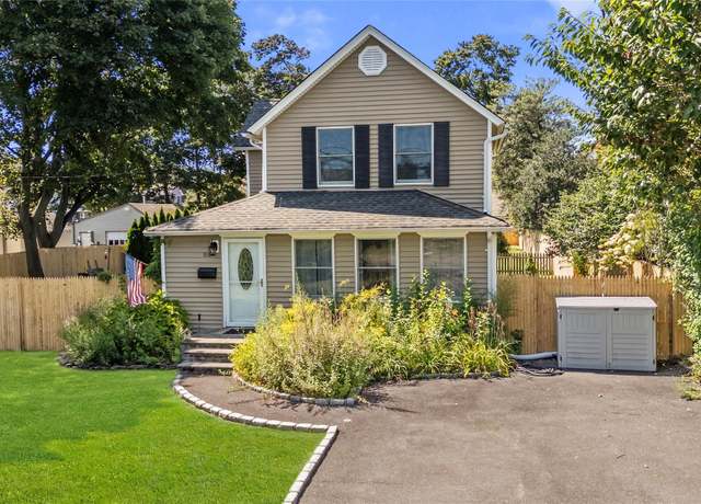 Property at 108 Lincoln Ave, Sayville, NY 11782, 3 beds, 2 baths
