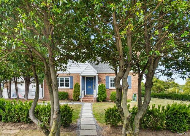 Property at 2 Brown Rd, Great Neck, NY 11024, 4 beds, 3 baths