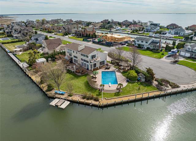 Property at 23 Sexton Dr, West Islip, NY 11795, 5 beds, 3.5 baths