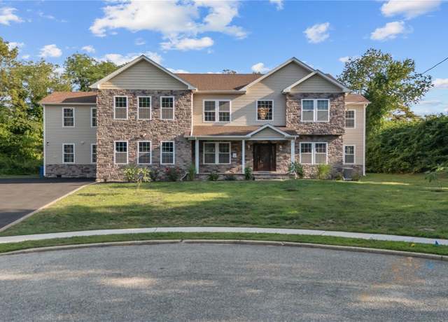 Property at 4 Coventry Ct, Wheatley Heights, NY 11798, 6 beds, 5.5 baths