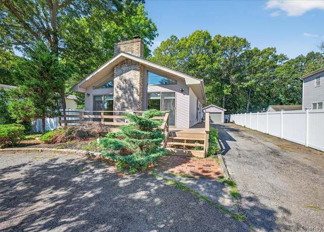Property at 1216 Smithtown Ave, Bohemia, NY 11716, 3 beds, 3 baths
