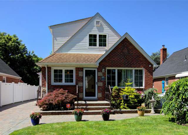 Property at 7622 265th St, New Hyde Park, NY 11040, 4 beds, 4 baths