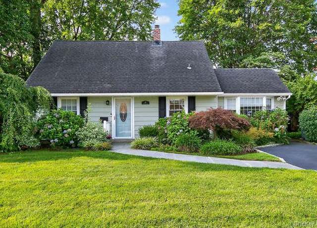 Property at 32 Peacock Ln, Levittown, NY 11756, 3 beds, 1 bath