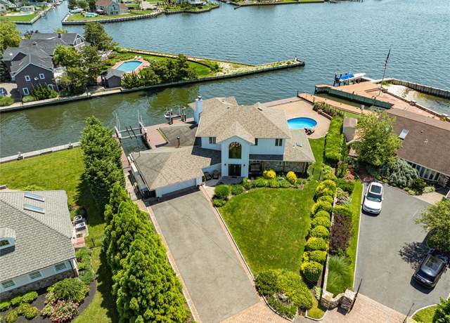 Property at 79 Tahlulah Ln, West Islip, NY 11795, 4 beds, 4 baths