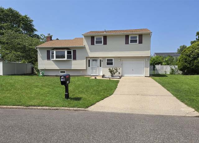 Property at 13 Lark Dr, Centereach, NY 11720, 4 beds, 1.5 baths
