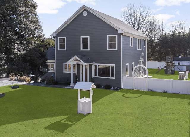 Property at 805 Captain Kidd Dr, Mattituck, NY 11952, 5 beds, 4 baths