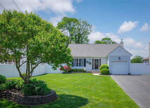 Property at 12 Macon Ave, Sayville, NY 11782, 3 beds, 3 baths