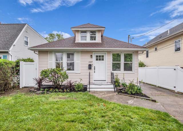 Property at 3327 Parkway Dr, Baldwin Harbor, NY 11510, 3 beds, 2 baths