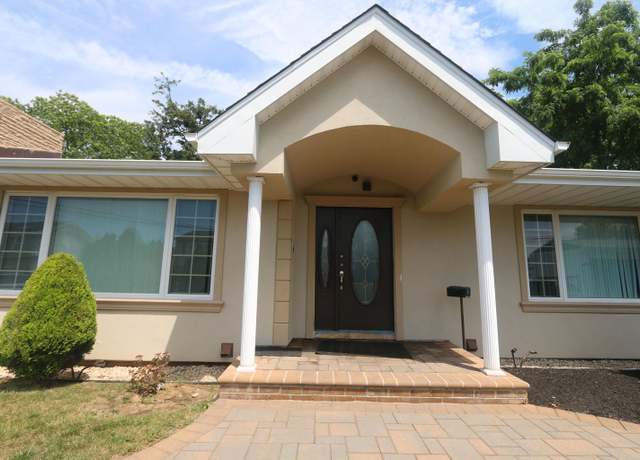 Property at 148 Spruce St, Lindenhurst, NY 11757, 3 beds, 2 baths