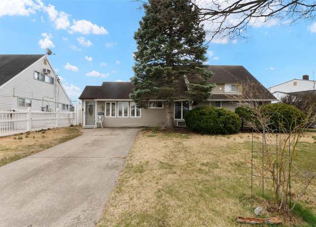 Property at 32 Pewter Ln, Hicksville, NY 11801, 4 beds, 1.5 baths