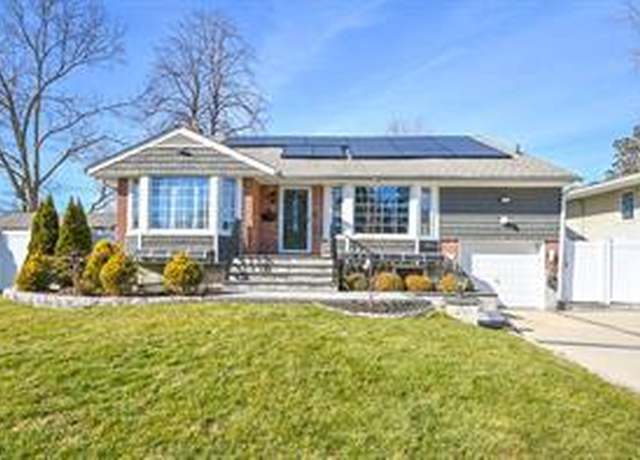 Property at 1 Pleasant Ave Ave, Plainview, NY 11803, 5 beds, 4 baths