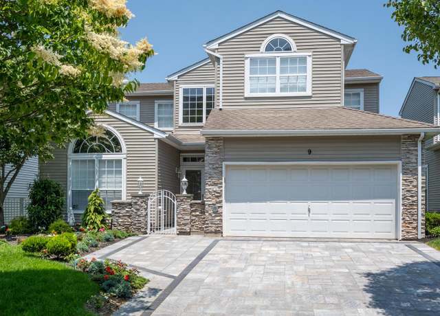 Property at 9 Hamlet Dr, Hauppauge, NY 11788, 4 beds, 2.5 baths
