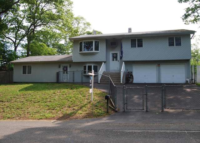 Property at 93 W 6th St, Ronkonkoma, NY 11779, 4 beds, 2.5 baths