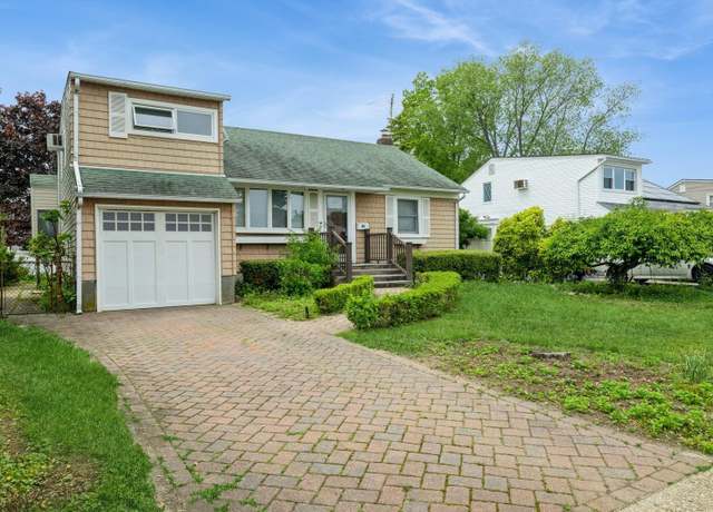 Property at 542 Kell Pl, Seaford, NY 11783, 3 beds, 1 bath