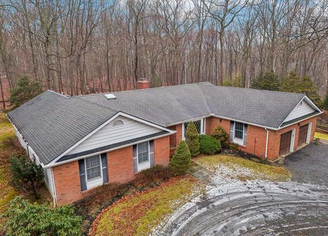 Property at 11 Woodcutters Path, Nissequogue, NY 11780, 4 beds, 2.5 baths